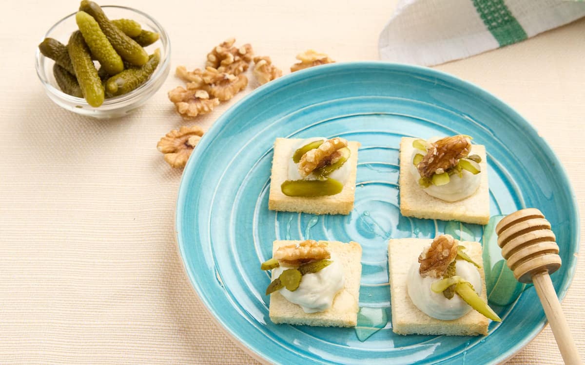 Canapè cetrioli agrodolci e gorgonzola Zuccato
