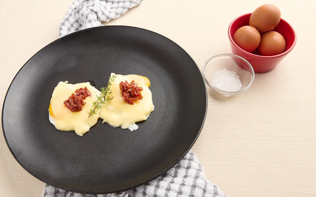 Uovo al tegamino con pomodori secchi Zuccato