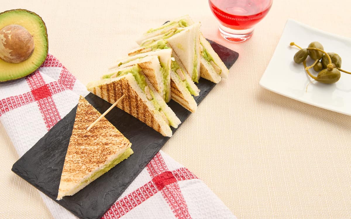 Avocado toast con frutti di cappero Zuccato