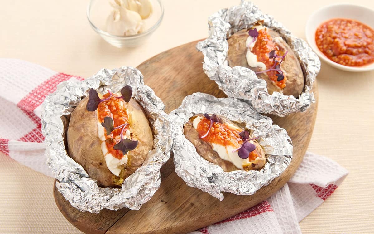 Patate al cartoccio con salsa all'aglio Zuccato