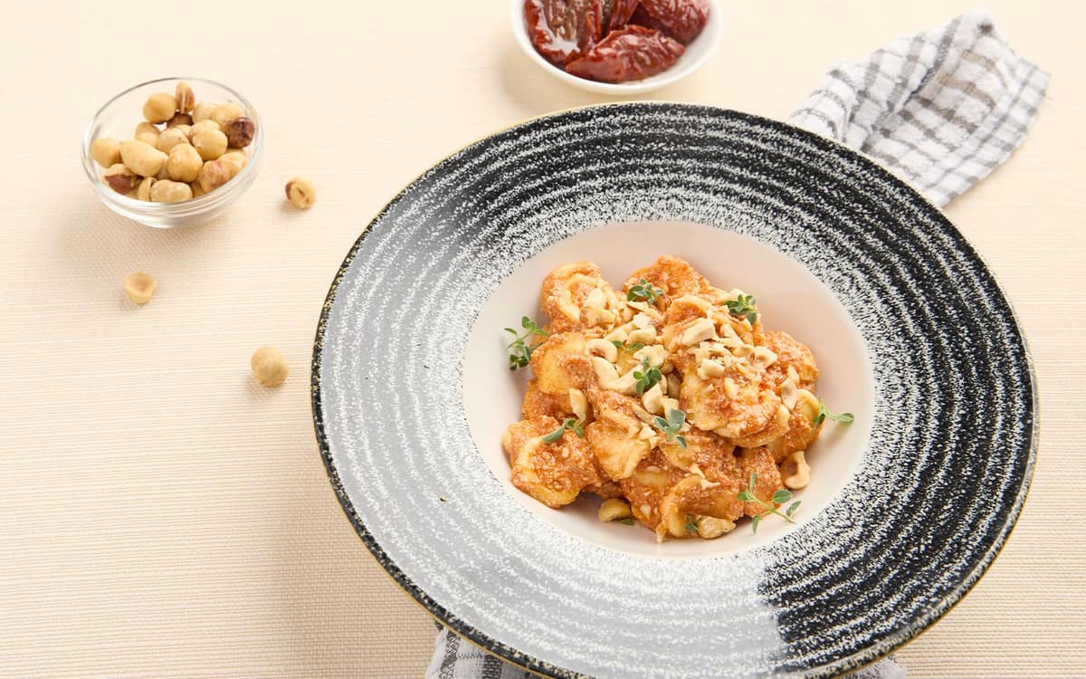 Orecchiette pesto rosso, ricotta e nocciole Zuccato