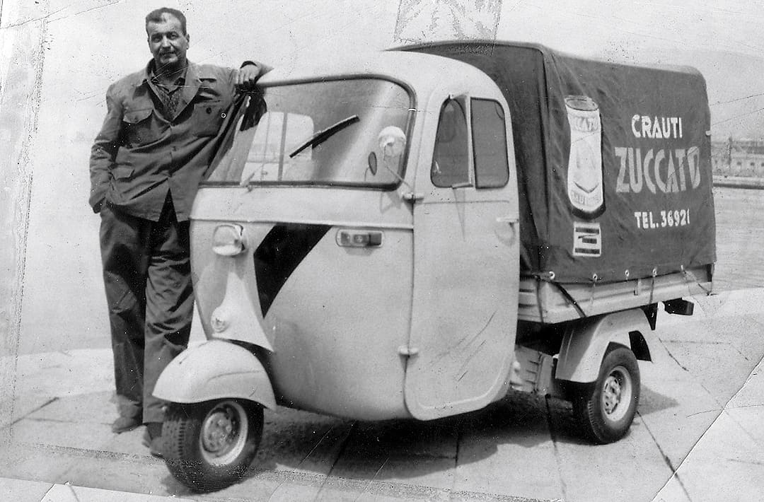 Federico Zuccato con l'Ape Piaggio storica